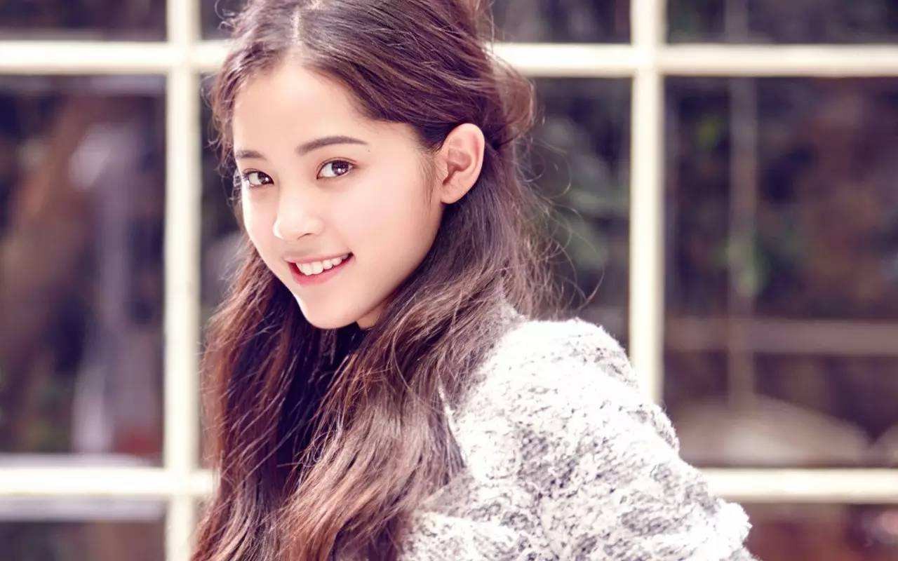 欧阳娜娜参加伯克利睡衣派对（手中抱小兔子毛绒玩具少女感十足）