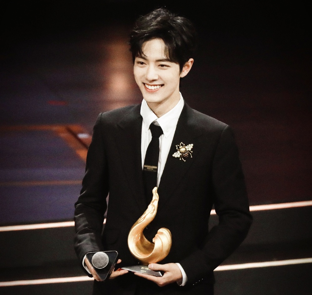 肖战参加微博活动造型解析（玫红色西装搭配蓝色衬